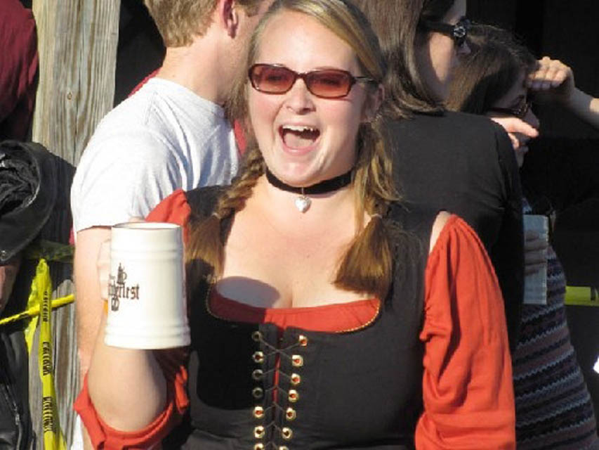 A women holding a cup in hand